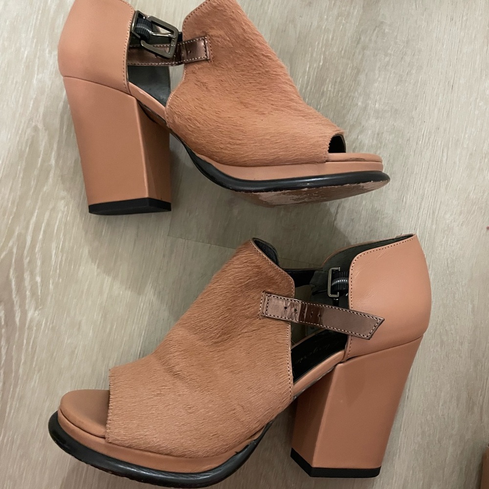 Robert Clergerie calf skin Tan Heels with Modern Design